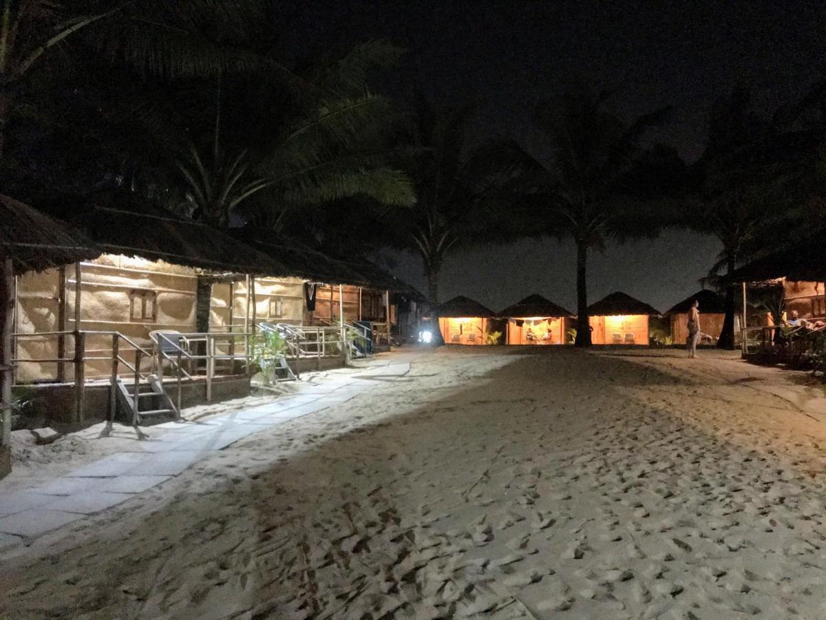 Blue Corner Beach Huts & Restaurant Бенаулим Экстерьер фото